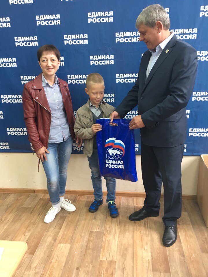Акция #СобериРебенкаВШколу продолжается. Сегодня в МО г.о. #Тейково ВПП"ЕДИНАЯ РОССИЯ" вручают наборы канцтоваров семьям,нуждающимся в особом внимании и заботе.
