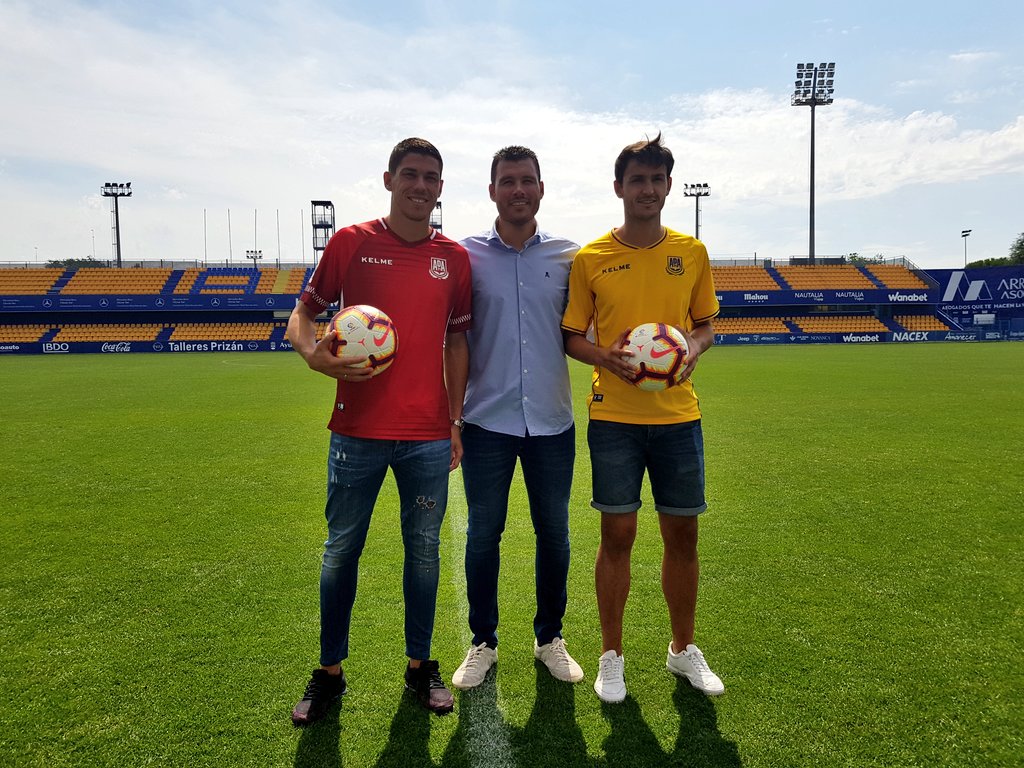 AD_Alcorcon's tweet photo. #PresentADA | David Navarro nuestro secretario técnico presenta a nuestros nuevos fichajes
⚽️ @Unai3Elge 
⚽️ Raúl Lizoain
#VamosAlcor https://t.co/fRNilC7Wm2