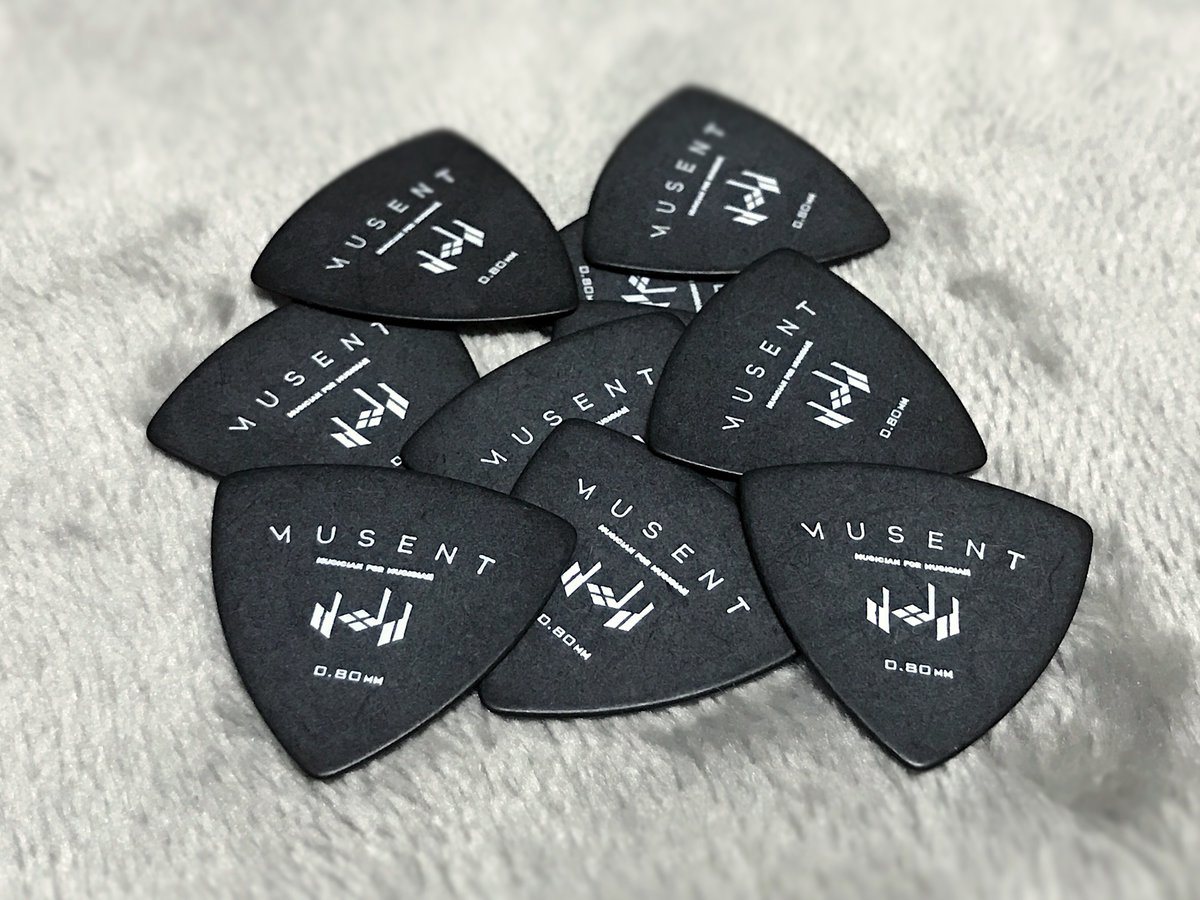 miura_6strings's tweet photo. リードにもカッティングにも適したピックを探していたところコレを見つけたので、とりあえず0.8mmを10枚ゲット🎸
通常のトライアングルより1回り小さいので(2枚目写真参照)、ティアドロップに近い引き心地で、なおかつ面積が広く安定感があって取り回しが良いです👍
#MUSENT https://t.co/qayo38Wzu4