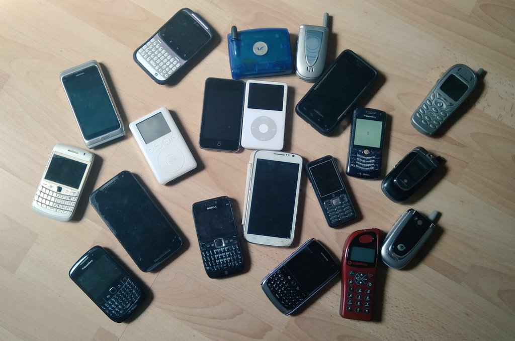 NewThea's tweet photo. Ok so who's with me on starting our very own Tech Museum in Glasgow? ππ€£π
.
.
.
#Glasgow #TechMuseum #SiliconGlen #ScottishTech #ScotTech #oldscool #nokia #blackberry #ipod #motorolla #flipphones #motog https://t.co/Fs37n9fW0d