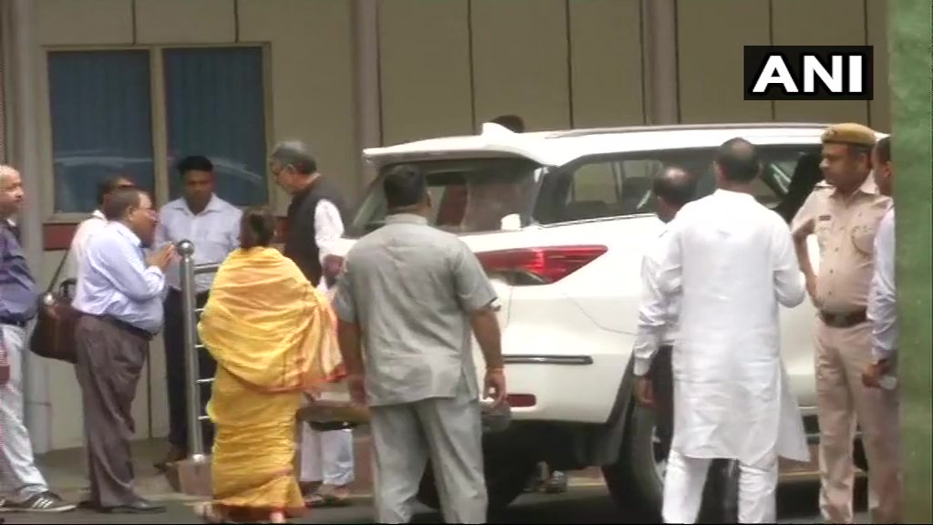 #AtalBihariVaajpayee - List of all Politicians and Celebrities who visited AIIMS