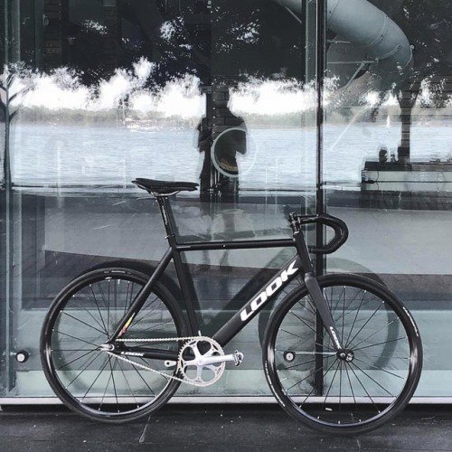 Allfixedgear's tweet photo. 👀 pic and bike < @linus.chui
.
.
.
#allfixedgear #fixedgear... https://t.co/0KCl9s2NNq https://t.co/GYgRKO45n3