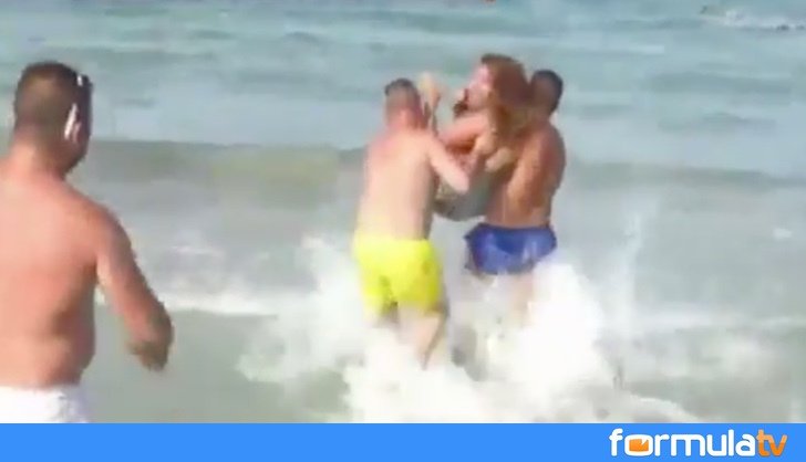 Tiran al mar a <a href="/NazaretNavarro/">Nazaret Navarro</a>, reportera de 'Murcia Conecta', en contra de su voluntad durante un directo frml.tv/82969