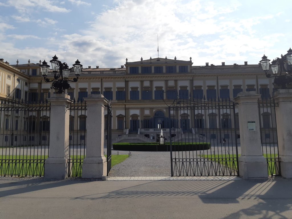 Non c’è giustizia nella tragedia
Resta solo un profondo straziante silenzio

Per le vittime del crollo del Ponte Morandi.
Villa Reale, bandiera a mezz’asta.