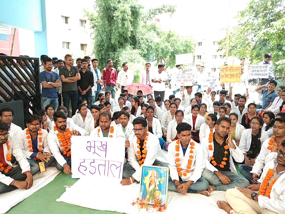 AyeshaNisha1's tweet photo. Strike continue #justiceforayurveda ..#chauhanshivraj...#PMOIndia #zeenews https://t.co/hl9dtCy6jB