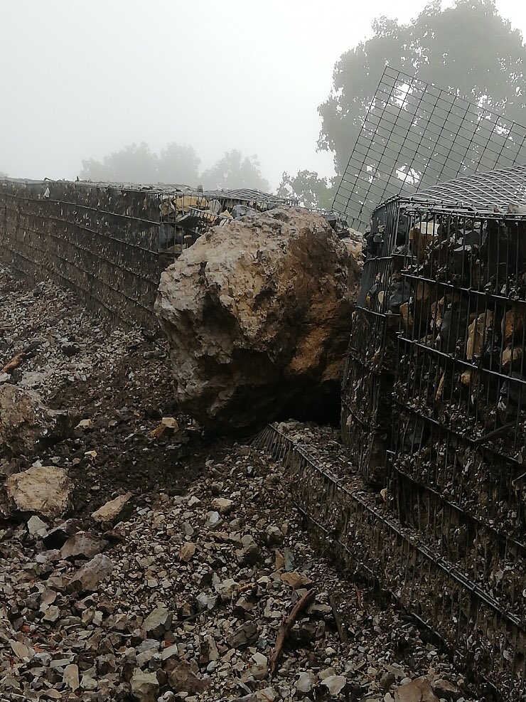 Departement_AIN's tweet image. [Eboulement] En raison d'une chute de rochers, la route qui mène au Grand Colombier depuis Culoz #Ain est fermée jusqu'au 24 août 2018.  Montée possible par la RD 120a (Anglefort).Une inspection détaillée sera réalisée la semaine prochaine pour voir si des risques subsistent.