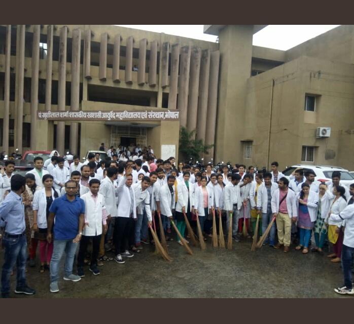 AnilRat20528265's tweet photo. क्या हमने सरकार सिर्फ झूठे आश्वासन सुनने के लिए चुनी हैं ??
तो फिर 8दिन की लगातार हड़ताल के बाद भी कोई परिणाम नही मिल रहा 👿👿??
#justiceforayurveda
#PMOIndia #moayush #ShivrajSinghChauhan #NarendraModi #NDTVNewsBeeps #aajtak https://t.co/1K3P3bWilv