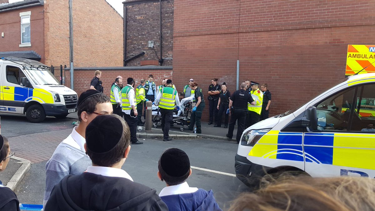 arileitner's tweet image. Police officer being treated after being knocked down this afternoon whilst chasing a suspect

RT to show your support for the police who put themselves in harm's way on a daily basis whilst going about their job protecting the public
🚔👮
