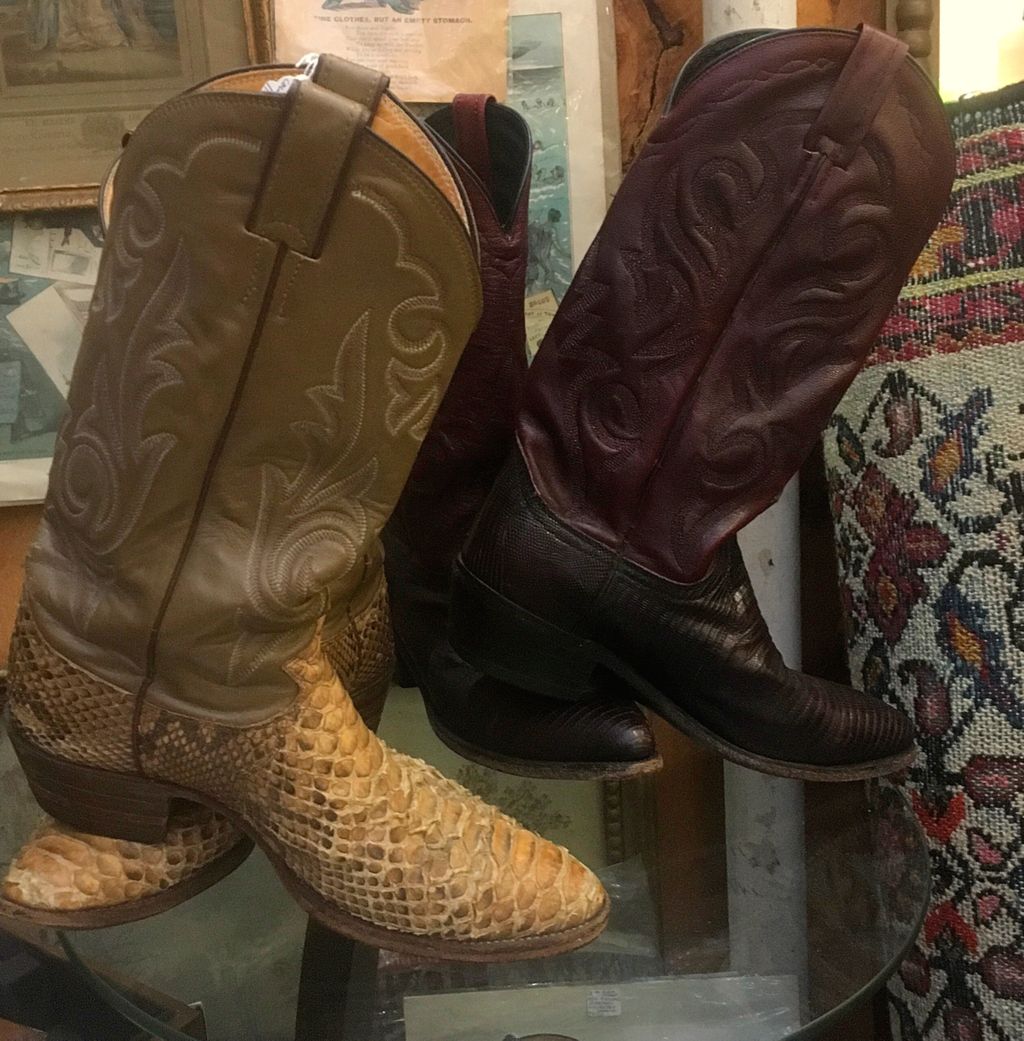 Do you not have a pair of cowboy boots???!!! Everyone needs a pair! Come in today! We have hats too!! 

#CowboyBoots #Country #CountryLife #CountryStyle #Cowboy #GetYourBootsOn #ShopLocal #Brattleboro #SupportSmallBusiness #SmallBusiness