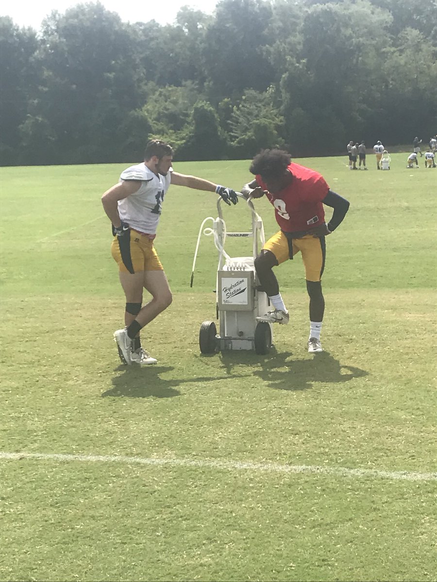 candis16's tweet photo. Water 💦 breaks are a necessity in this ‘Sipp heat!  @GoChoctawsFB @CoachJBland https://t.co/3fEzq573J8