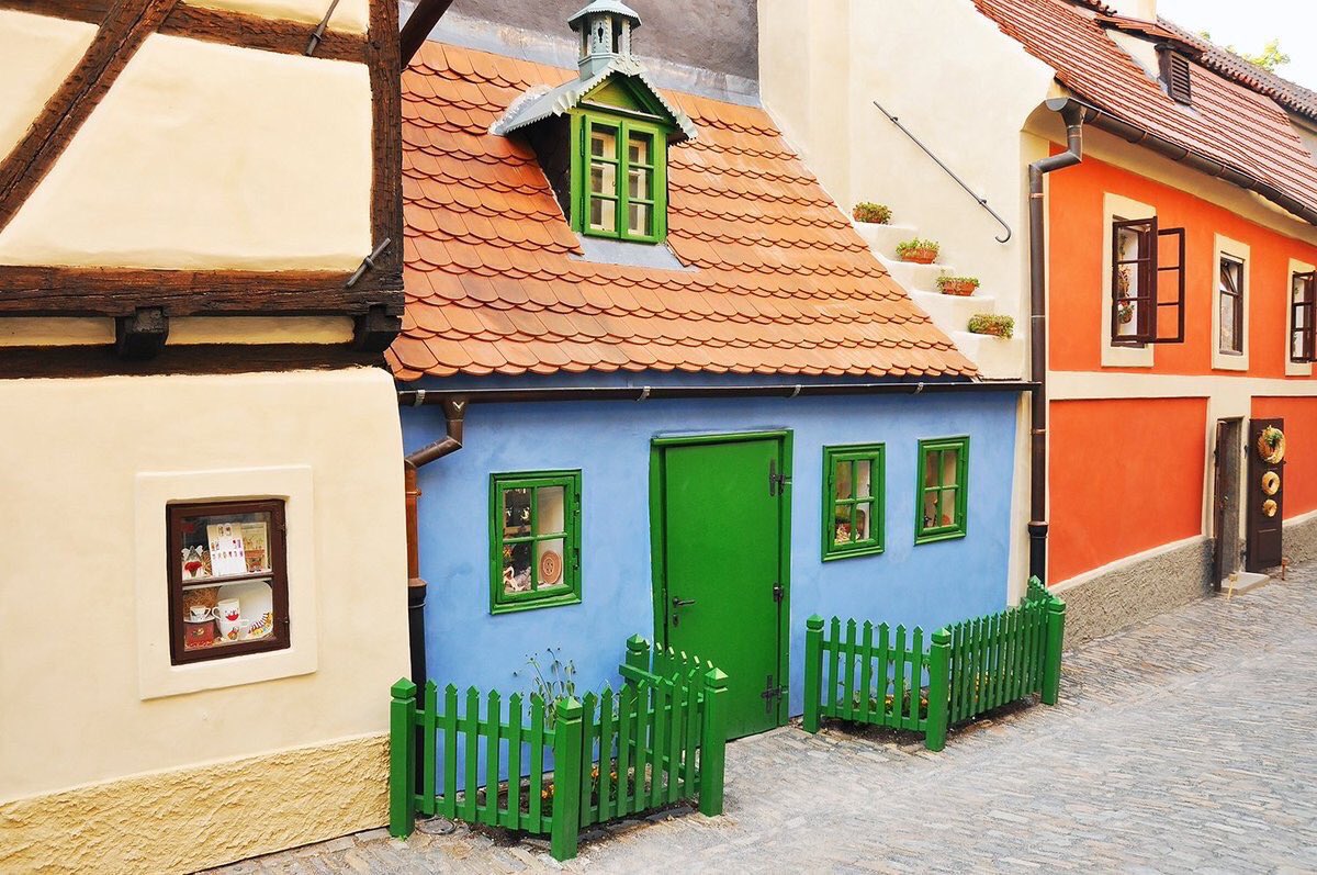 Yaşamın bana verdiği iki ders; çevreni gittikçe daralt, gereksiz kalabalıkların seni üzmesine izin verme.

Kafka'nın evi, Prag