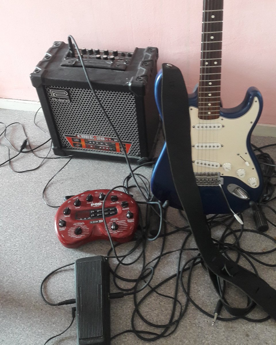 My fav musicstuff #fenderstratocaster #wahwahpedal #roland20cubexl #line6pod