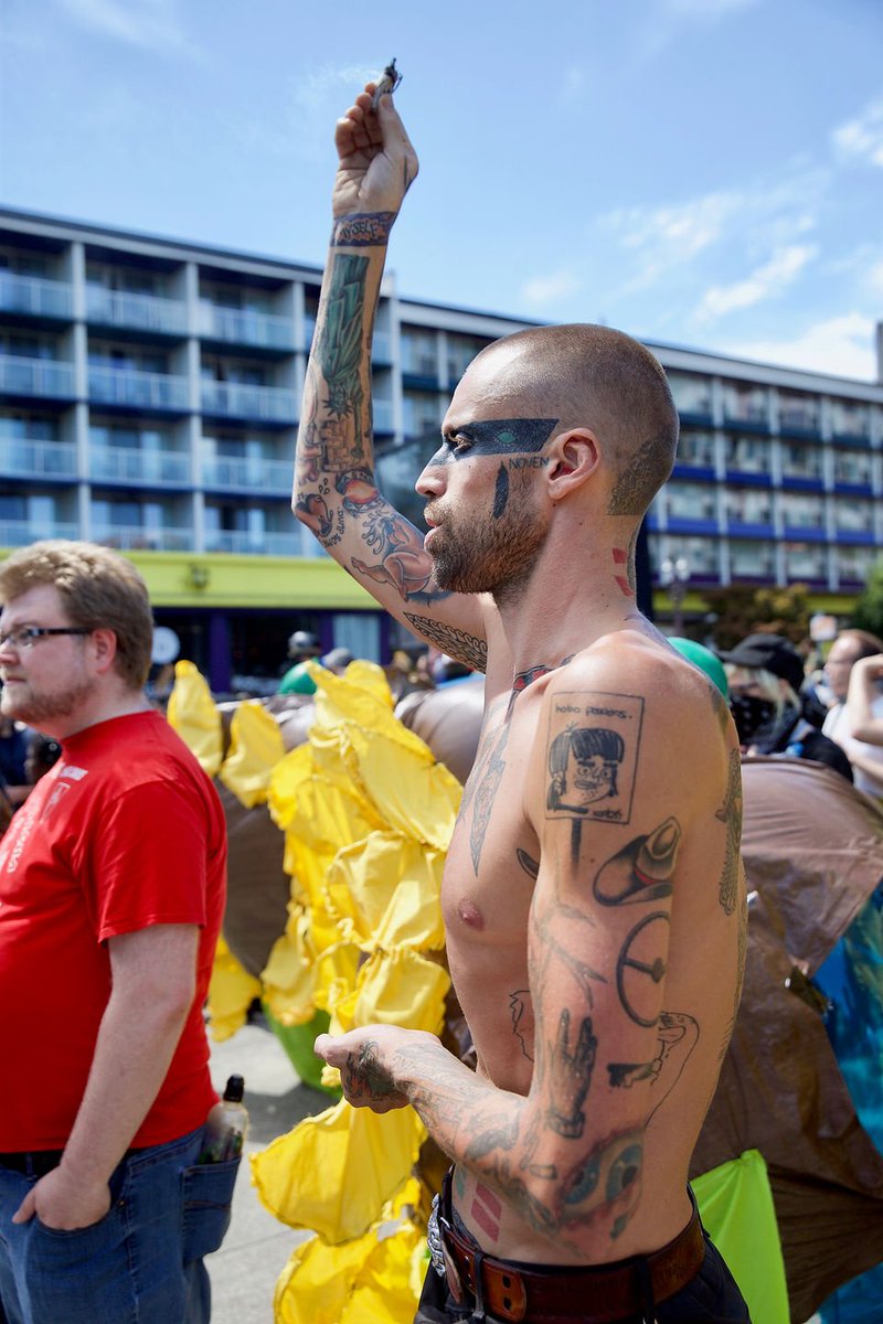 (8) This charming character has a swastika on the back of his neck. Protip: Distinctive tattoos make it easier for the Police to identify you from previous incidents.