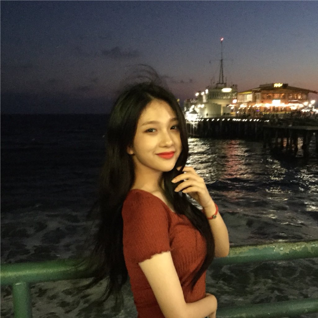fromis_9br's tweet photo. [PIC] 16.08.18 - Atualização de Seoyeon no Twitter do grupo 

"Porque o céu está bonito eu sinto falta dos fãs #Sinto_faltaDeVoces #LA #VeniceBeach #KoreanComeback 👊" https://t.co/sq08ivArep