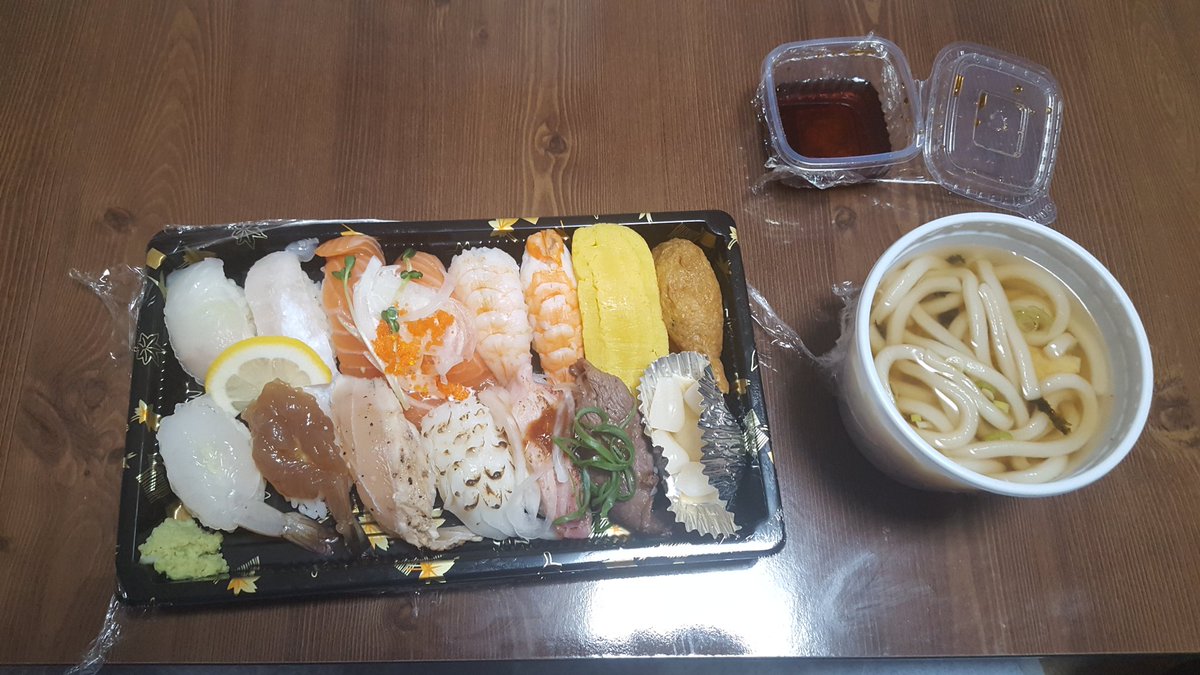 간만에 초밥초밥!
내일만 일하면 토요일부터 월요일까지 주잉님 집에 가니깡 주잉님 옆에 꼭 붙어서 앵앵거려야짐!
또 먹방만 잔뜩하고 푹 쉬다 올듯...
주잉님 집에만 가면 잘먹고 잘쉬다 와서 매번 3이나 4키로씩 살쪄서 오는...