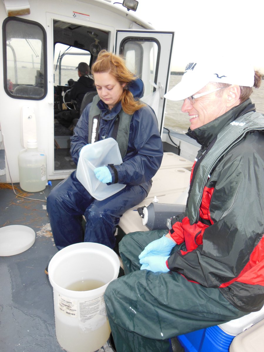DRBC1961's tweet photo. In these pics, our scientists are collecting samples for our ambient toxicity program. This is the only ongoing ambient toxicity testing program in the #DelawareEstuary. #drbc #monitoring #ambientmonitoring #throwbackthursday #DelawareRiver https://t.co/uoMThN90kX