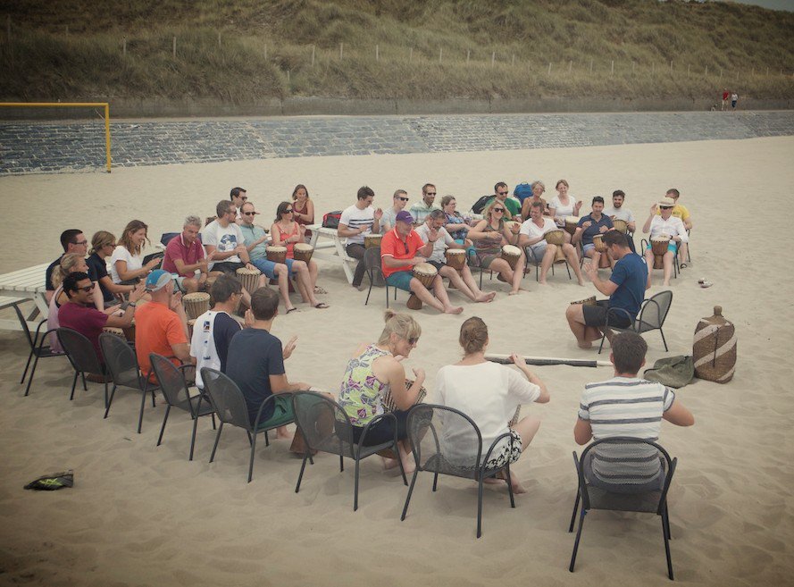 ⛱️ Can you feel the rhythm? Ontdek nu deze ultieme energy boost: een swingende djembé sessie op het strand. Check: bit.ly/2MoNIhK #funkeytotherescue