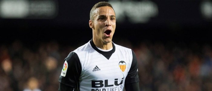 MiqueCuenca's tweet photo. El Valencia CF no pedirá la cláusula al Real Madrid por Rodrigo Moreno.

El precio del delantero Hispano-Brasileño es de 80 millones.

VIA: @RadioTaronja_ https://t.co/W1Ll1WLLsw