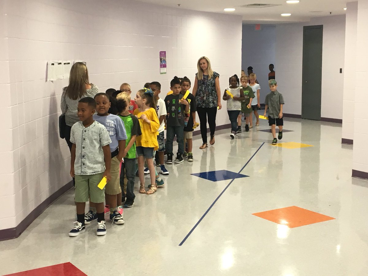 SuptMJBrown's tweet photo. What an incredibly quiet start @SlateRidgeElem!!  #firstdayoffirsts #reynproud https://t.co/Ew20xJpRmy
