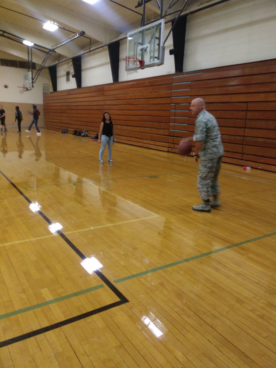 Colonel Lamb has skills! #APSGoesBackToSchool <a href="/DELNORTEHS/">#KNIGHTTIME</a>