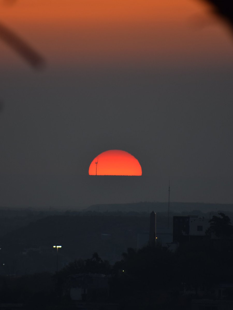 Leolop_'s tweet photo. Buenos días #cdvictoria 🌞

El sol saliendo detrás de un aerogenerador en el parque eólico ubicado en Villa de Casas #Tamaulipas https://t.co/pNXwnKVuq8