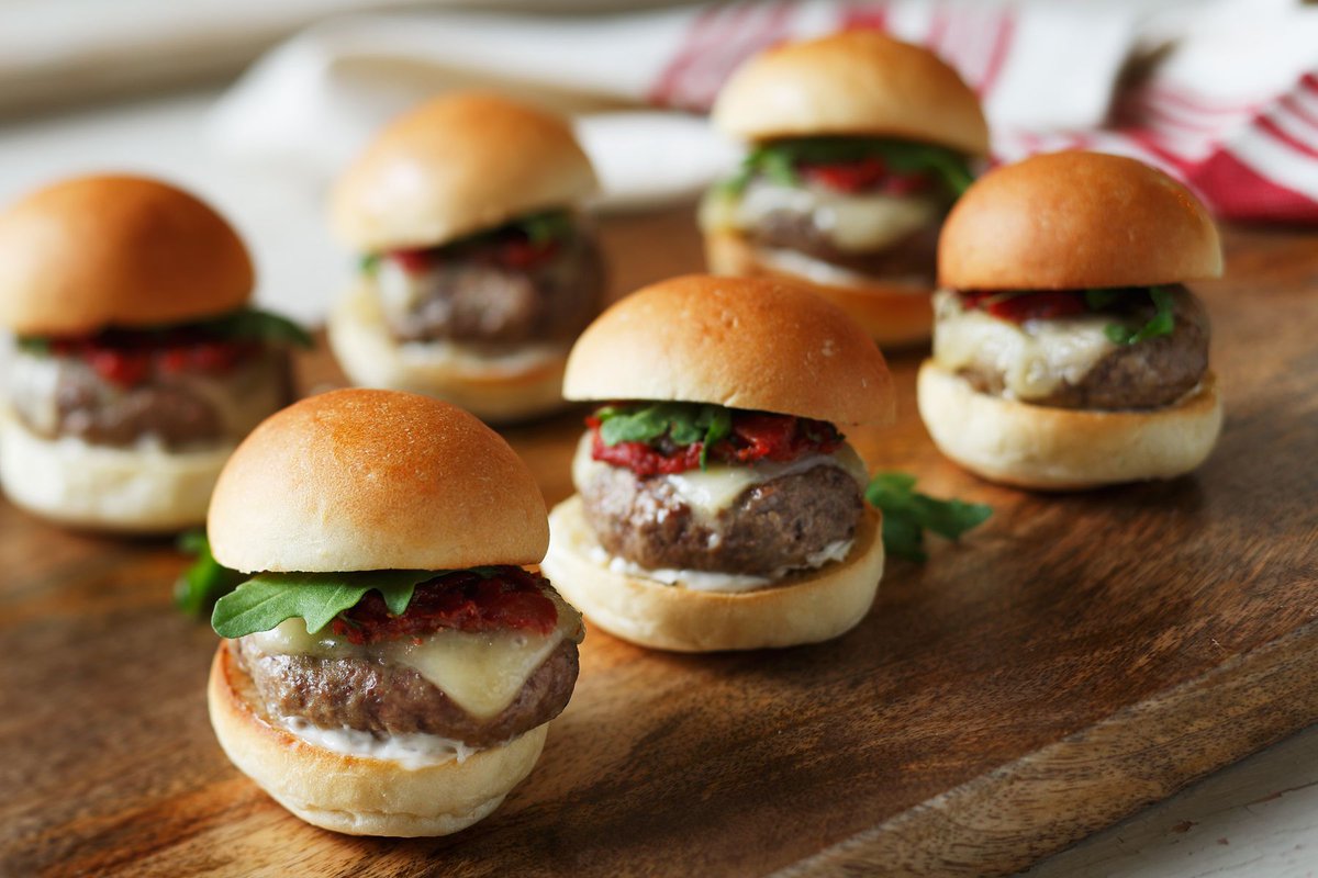 Move over beef, there’s a new kind of slider in town! 😍 These delicious sliders deserve to be topped with our Jana Valley Havarti #cheese! @FanofLamb buff.ly/2upQefE #recipe