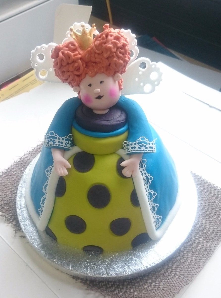 AnnaHammerin's tweet image. Can't wait to welcome 2018 entry students to @UHertshistory ! It is the friendliest &amp;amp; most welcoming place to be - where our doors always open &amp;amp; amazing cakes stocked in our cake tins!  On a very fortunate day, we may even be visited by our office dogs, Frank, Freckle &amp;amp; Xena!