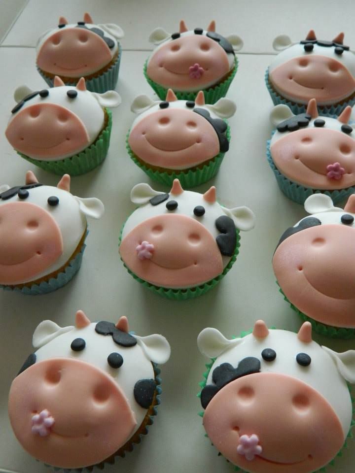 AnnaHammerin's tweet image. Can't wait to welcome 2018 entry students to @UHertshistory ! It is the friendliest &amp;amp; most welcoming place to be - where our doors always open &amp;amp; amazing cakes stocked in our cake tins!  On a very fortunate day, we may even be visited by our office dogs, Frank, Freckle &amp;amp; Xena!