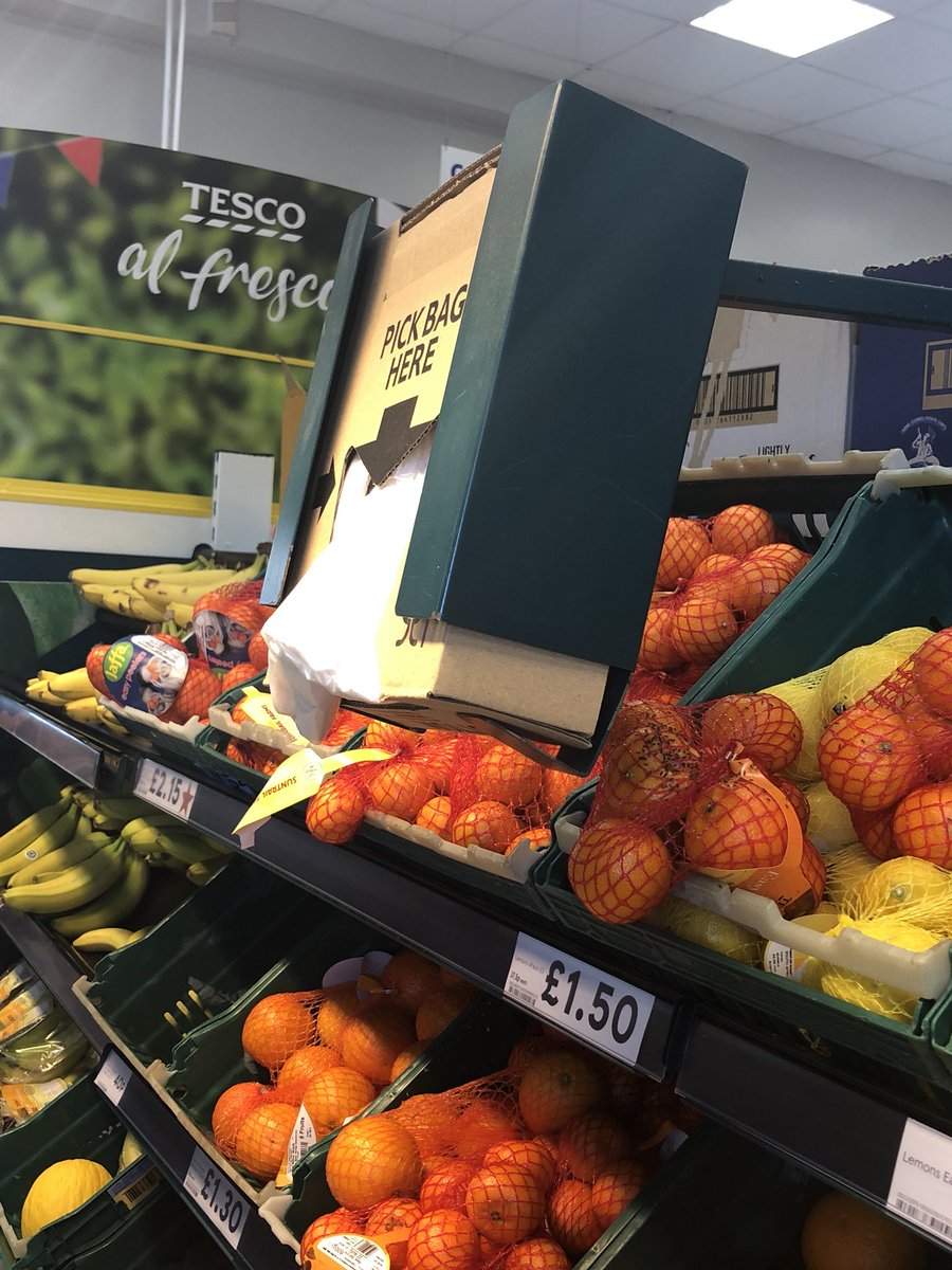 Chez_ACM's tweet image. Those clementines with flies coming out of them don’t look very fresh to me..... @Tesco 😂😂