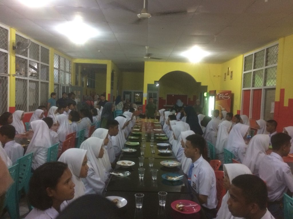 Sedang berlangsung Makan Malam bersama Calon Angkatan XXI dan Angkatan XX.