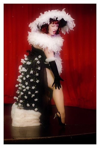 Missrosethorne's tweet photo. Throwback Thursday...
♥️
My tribute to Gypsy Rose Lee with original choreography by Jo King and the @laoburlesque
♥️
#burlesque #laob #gypsyroselee #feathers #throwbackthursday #thursdaythoughts @JoKingBurlesque https://t.co/tKc2ljic5w