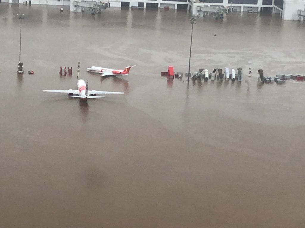 BDUTT's tweet photo. Cochin Airport as captured from a navy helicopter. Crisis in #KeralaFloods needs more attention than it's getting https://t.co/02tIhaVmzv