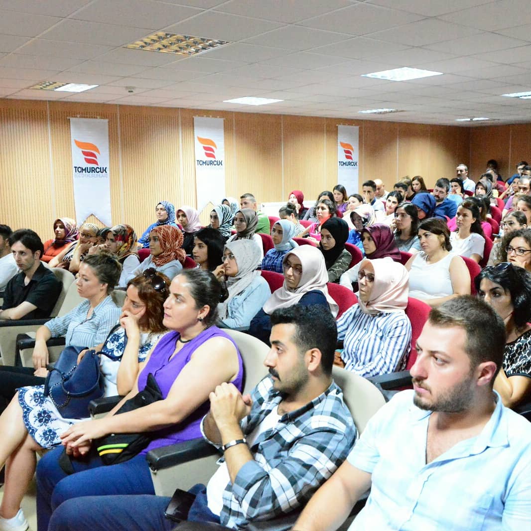 Hizmet İçi Eğitimler devam ediyor.
Genel Müdür Yardımcısı Sn.Çiğdem Köseoğlu'nun moderatörlüğünde gerçekleşen programın açılışı konuşmasını Genel Müdür Sn.Özgür Çem gerçekleştirdi.
Alanında uzman konuklar tarafından eğitimlerin verildiği program zümre çalışmalarıyla devam etti.