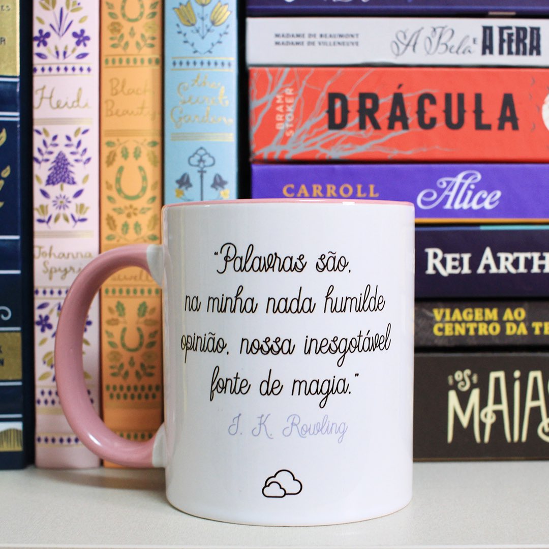 nuvemliteraria's tweet image. Bom dia nuvenzinhas! O SORTEIO de hoje do #Nuvem5Anos é dessa canequinha linda lá no instagram! Vem participar? 😍👉🏻 instagram.com/p/BmichMFFimt/