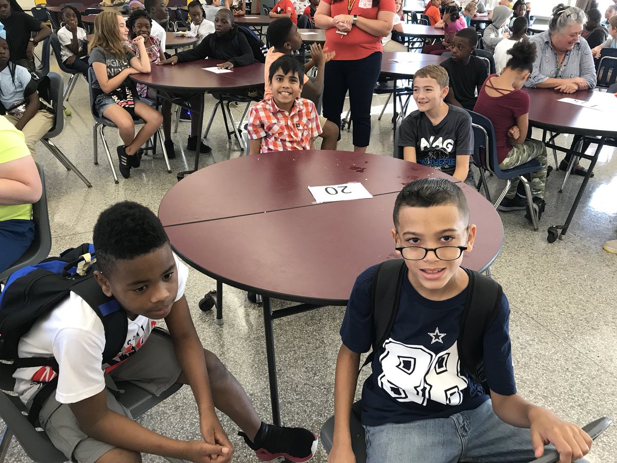 teacher_faye's tweet image. 5th grade orientation with Administration! All these beautiful smiling faces are excited for the 18-19 school year! #TogetherWeClimb #LearningisSweet @HillsboroughSch @AchievementSch @Justin1Hutch @principallyyou @KenlyCougars