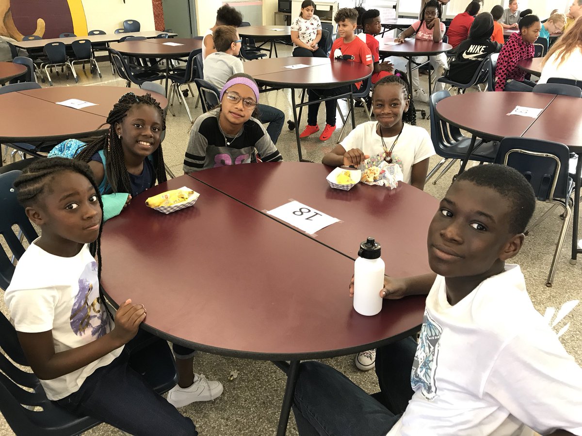 teacher_faye's tweet image. 5th grade orientation with Administration! All these beautiful smiling faces are excited for the 18-19 school year! #TogetherWeClimb #LearningisSweet @HillsboroughSch @AchievementSch @Justin1Hutch @principallyyou @KenlyCougars