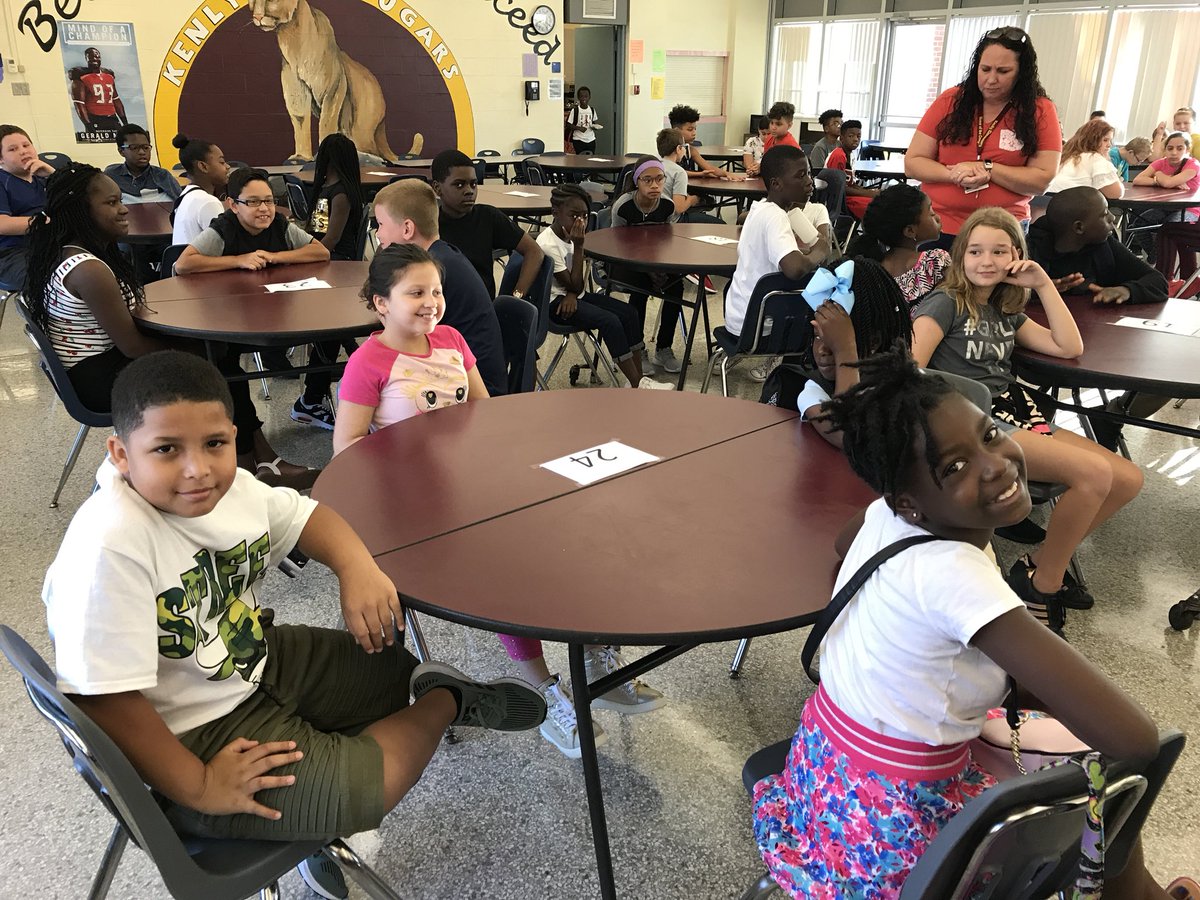 teacher_faye's tweet image. 5th grade orientation with Administration! All these beautiful smiling faces are excited for the 18-19 school year! #TogetherWeClimb #LearningisSweet @HillsboroughSch @AchievementSch @Justin1Hutch @principallyyou @KenlyCougars