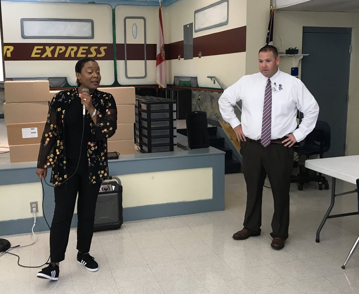 teacher_faye's tweet image. 5th grade orientation with Administration! All these beautiful smiling faces are excited for the 18-19 school year! #TogetherWeClimb #LearningisSweet @HillsboroughSch @AchievementSch @Justin1Hutch @principallyyou @KenlyCougars