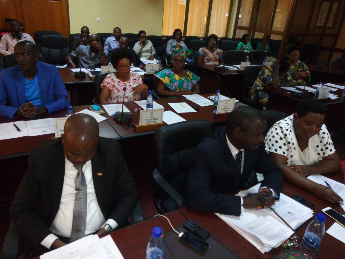 Burundi_senat's tweet photo. Analyse et adoption d'un projet de loi portant ratification par le @BurundiGov de l'accord de prêt No 11/721 entre le #Burundi et le fond #Saoudi-ien de développement (FSD) relatif au projet d'aménagement du bitumage de la RN16 #Bururi-#Gakuba https://t.co/bR6QrxSZpq