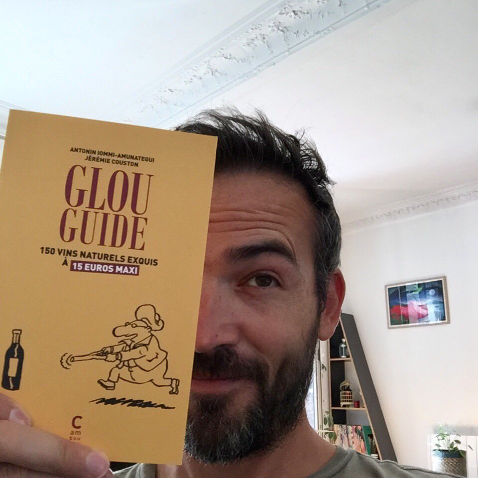 Je tiens enfin le « Glou Guide ». Très fier d’avoir mon nom sur cette couv’. Et franchement, il est beau et bon, buvez-le vite 😘 (en librairie le 22/08). #glouguide #jajapride #vinnaturel #livre #rentreelitteraire #naturalwine
