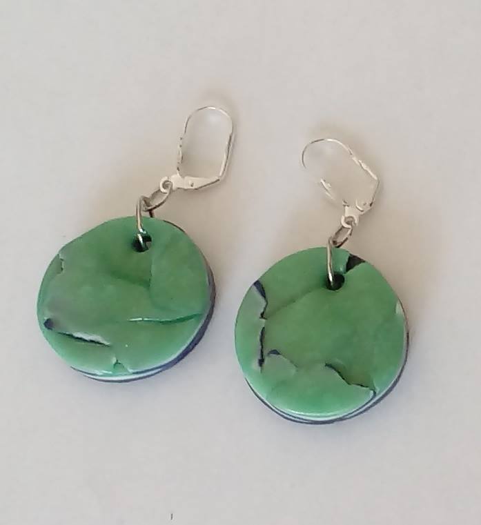 Ohrringe „malaquita-azurit“ Ohrschmuck – Schmuck Das dominante grün der  Malve gab dem Malachit seinen Namen Es entstand ein einmaliges Unikat in  einer herrlichen Farbgebung: grün durchzogen mit blauschwarz. shop.unikateorbit.com/product/ohrrin… …