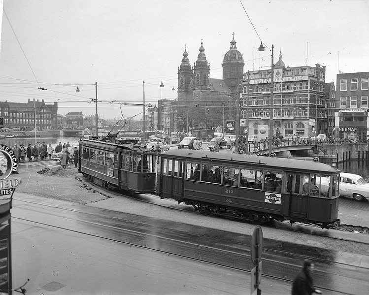 YoungCrewNL's tweet photo. Het idee om Amsterdam Noord en Zuid te verbinden middels een metrolijn is ontstond ruim 50 jaar geleden. Echter startte de bouw pas in april 2003 door maatschappelijke weerstand. Projectmanager Pelle de Wit geeft een lezing en rondleiding bij Amsterdam CS. https://t.co/mgqwiulyMf https://t.co/63SUBL4WZm