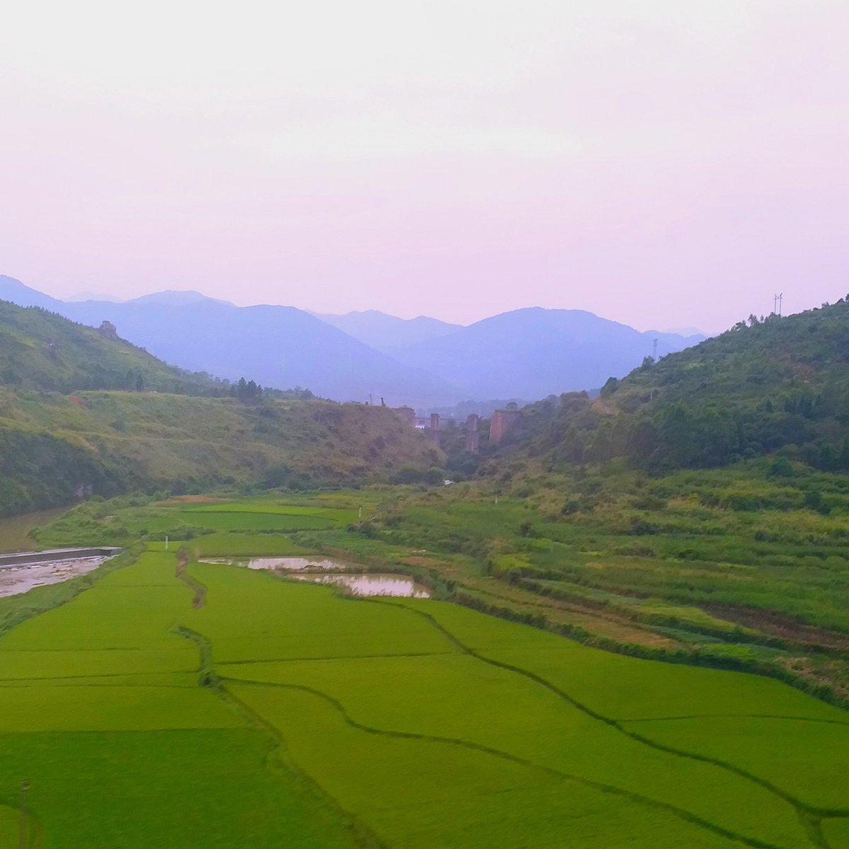 JonathanRorech's tweet photo. Enroute to #Zhangjiajie for some #hiking and #volunteer work in a local #Chinese #village https://t.co/L4HtFouGKt