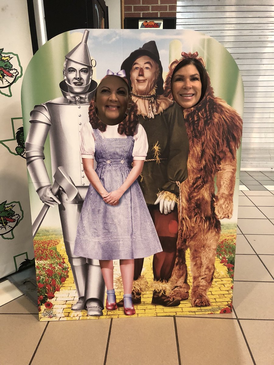 OUES1stGrade's tweet photo. Can’t wait to meet our new Dragons!! 💚 @oldunionES @Carrollisd #TheresNoPlaceLikeHome #EmeraldCity #CarrollConvocation2018 https://t.co/iN0ilHs3Zh
