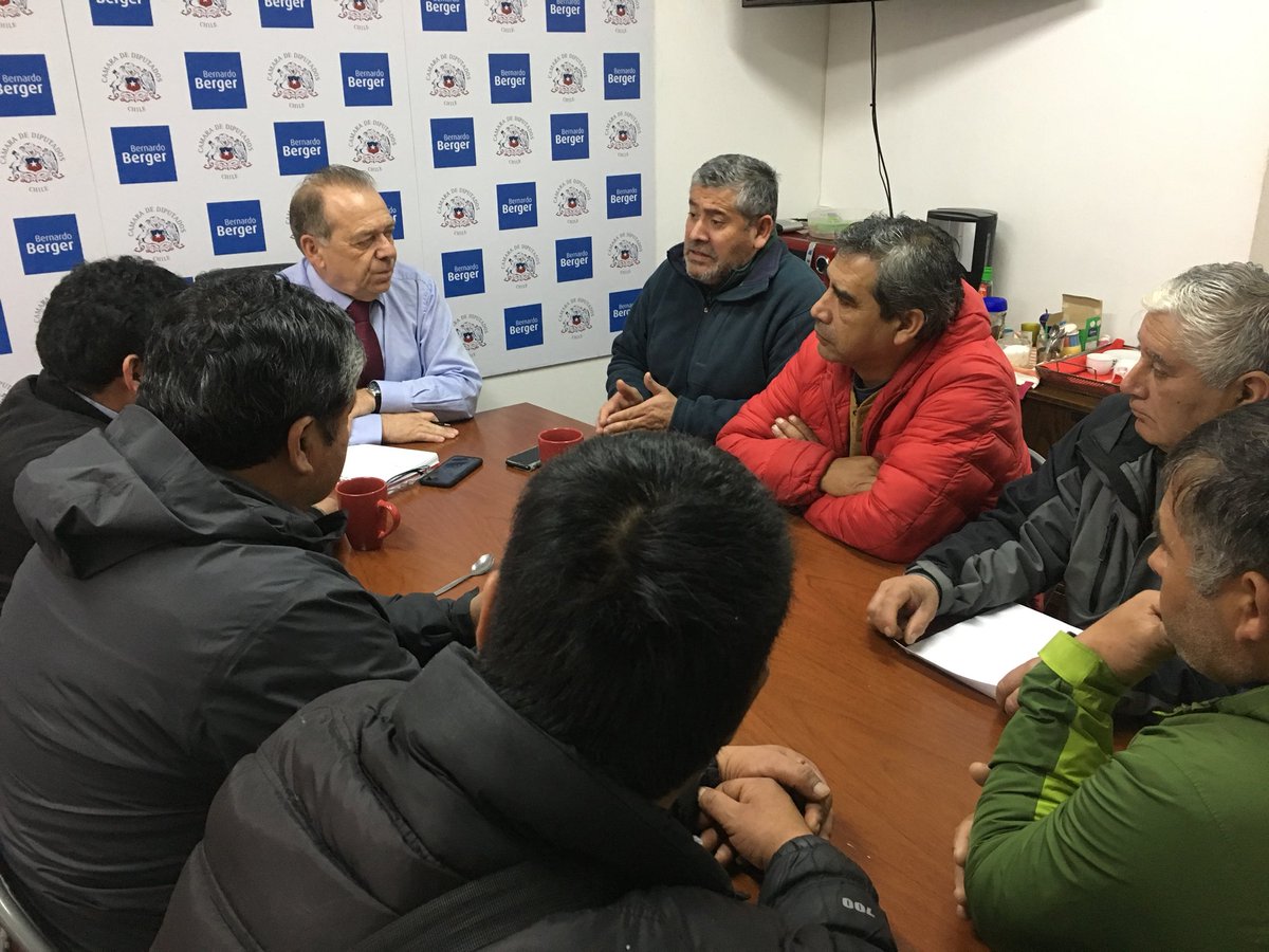 DiputadoBerger's tweet photo. En #ValdiviaCL, reunido con dirigentes de @FIPASUR, analizando la situación de la veda del loco. #LosRíos https://t.co/p2o84GmUMw