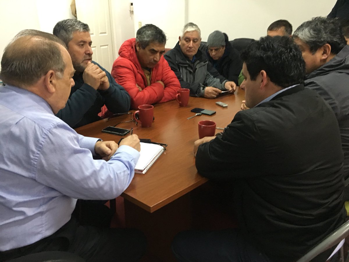 DiputadoBerger's tweet photo. En #ValdiviaCL, reunido con dirigentes de @FIPASUR, analizando la situación de la veda del loco. #LosRíos https://t.co/p2o84GmUMw