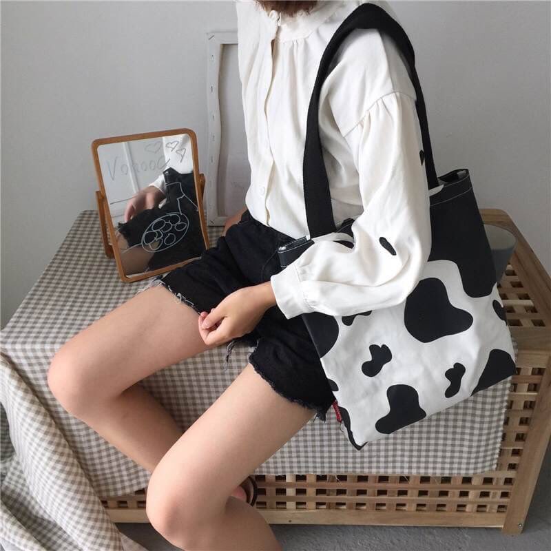 pineypiny's tweet photo. 🍑INSTOCK NOW!!!
📍249฿ กระเป๋าลายน้องวัว��ิ้วท์ๆ ขนาด 28x32cm ผ้าแคนวาสค่ะ 💕 
#กระเป๋าสะพายไหล่ผู้หญิง 
#กระเป๋า #กระเป๋าสะพายข้าง #กระเป๋าพร้อมส่ง #กระเป๋าสะพาย #กระเป๋าสะพายไหล่ https://t.co/h1qdK417qo