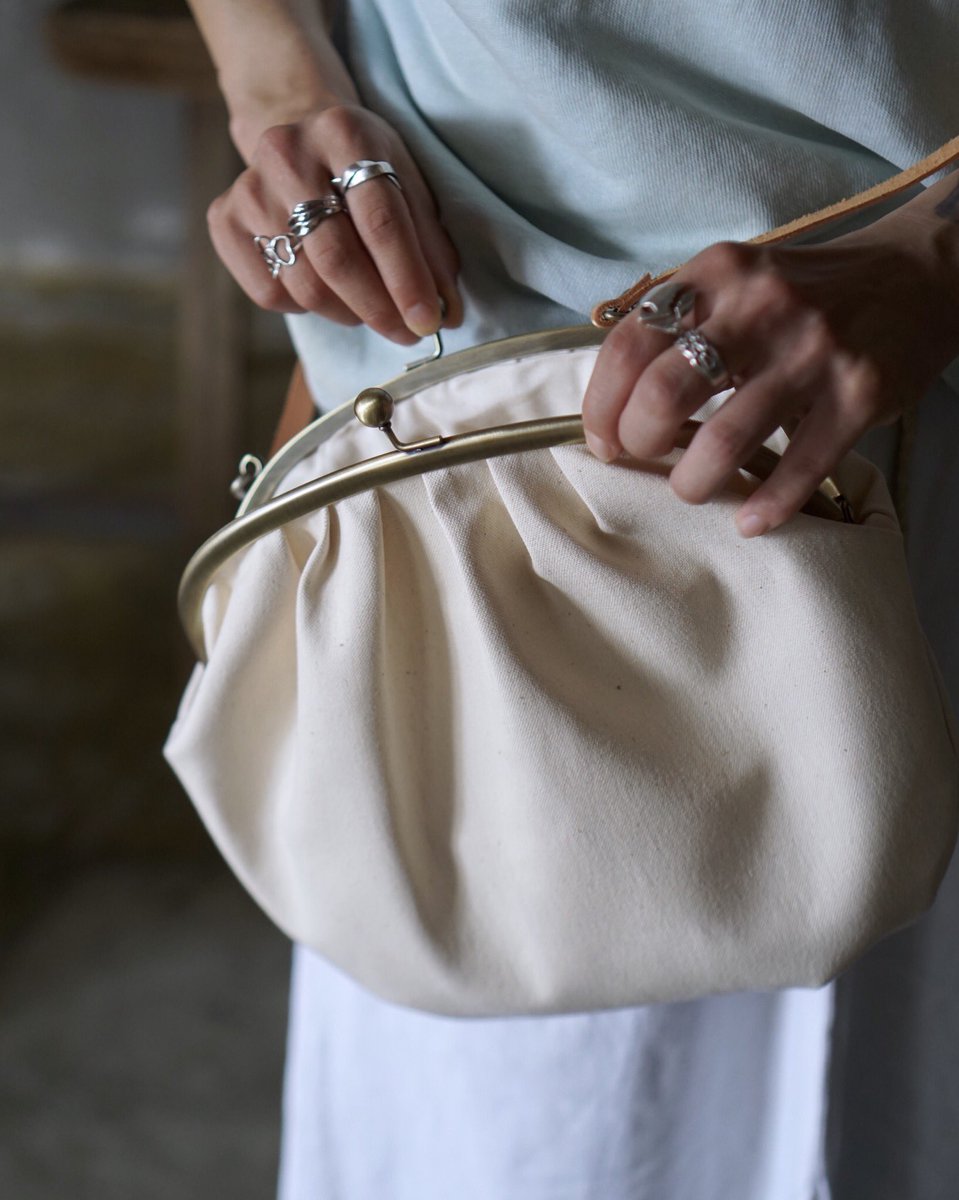 KENTO HASHIGUCHIのカバン
小降りも良い。ベルトはレザー。
当店でのご注文受付は１９日日曜日までです！どうぞよろしくお願いいたします。