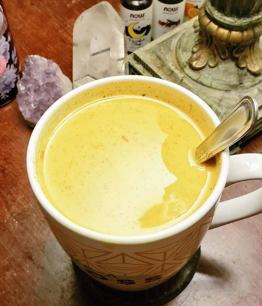 ShanaiBelton's tweet image. My late night comfort drink lately  #goldenmilk or #tumerictea which is an ancient Indian beverage. It's a good sleep aid.😴 It has anti-cancer properties. Helps to build immunity.
#superfood #tumeric #antiinflammatory #purifying #tumericmilk #cleansing  #digestion #anticancer