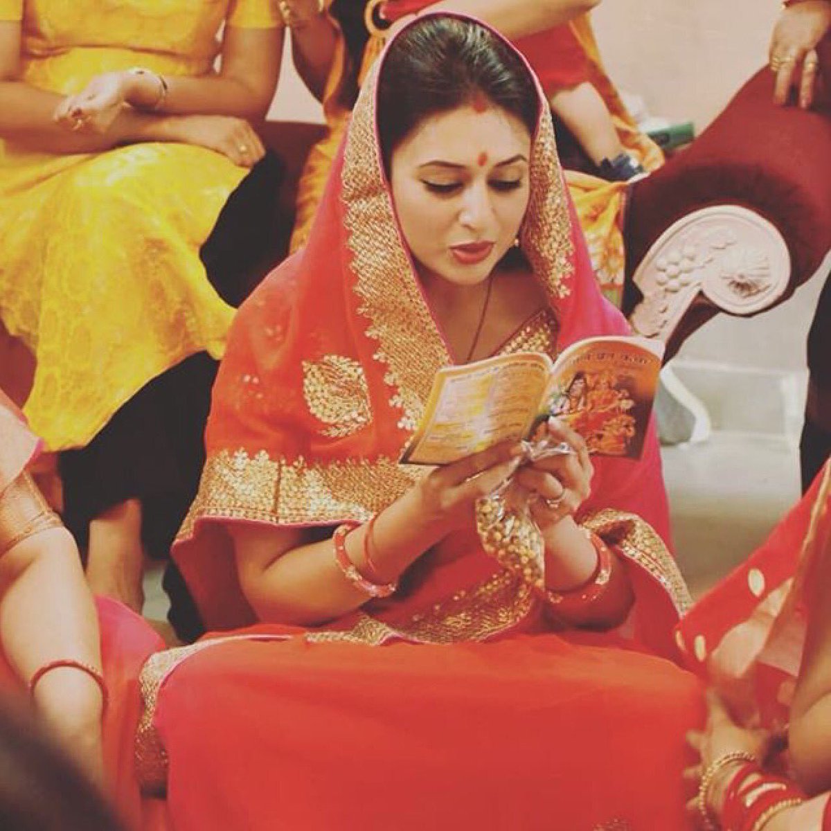 DivyankaClub's tweet photo. Divyanka attend some Rituals in Bhopal...❤️
#SuhanganMood #MrsVivekDahiya @Divyanka_T https://t.co/WMo5d1PGgY